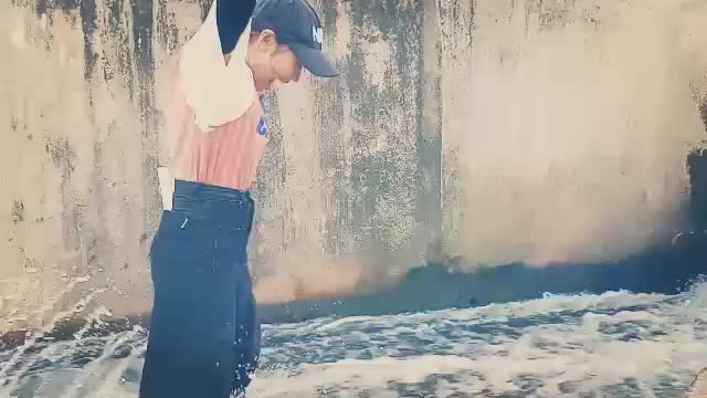 Thử thách đứng trên dòng nước chảy siết