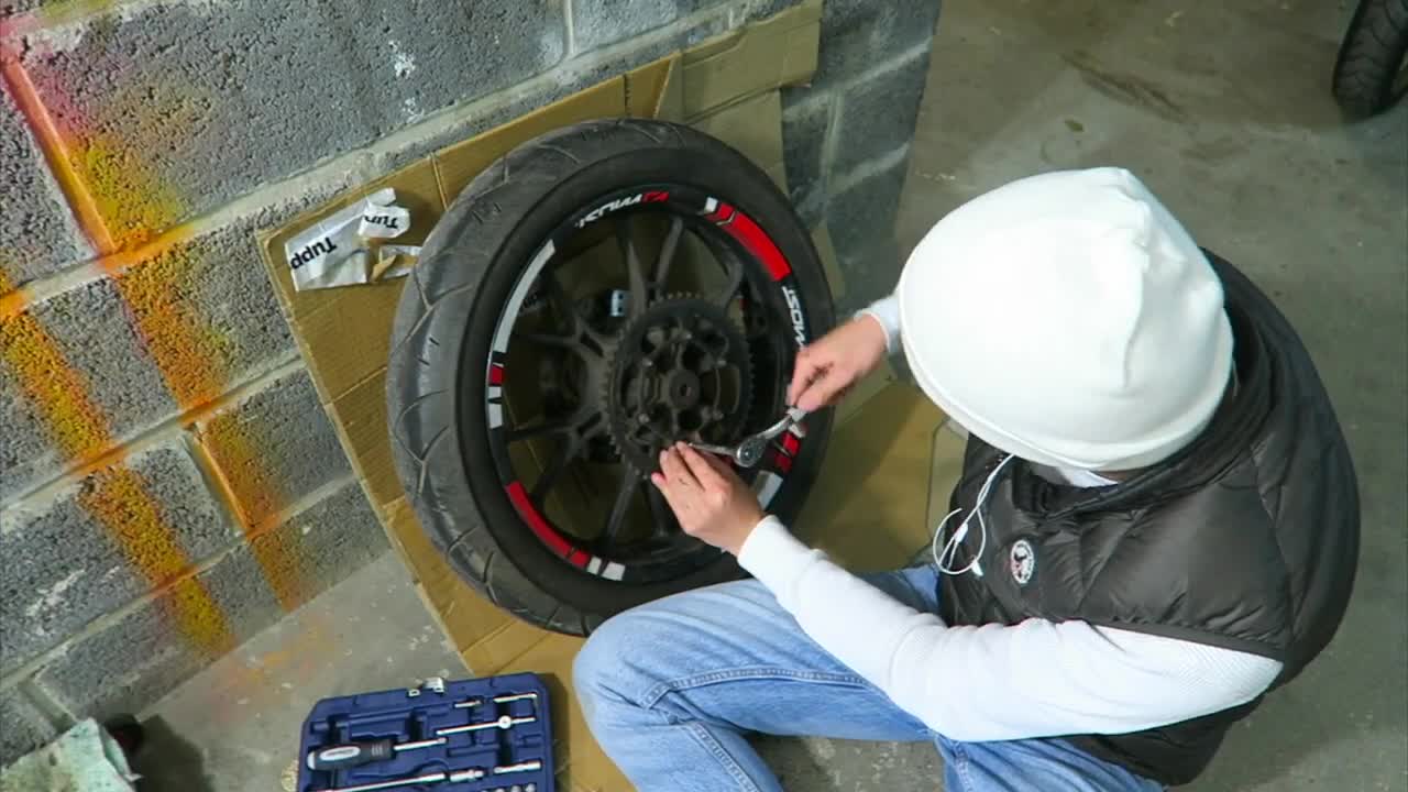 J’INSTALLE UN KIT SUR LA MOTO LE PIRE MÉCANO DE FRANCE ! 😂 (épisode 1).mp4