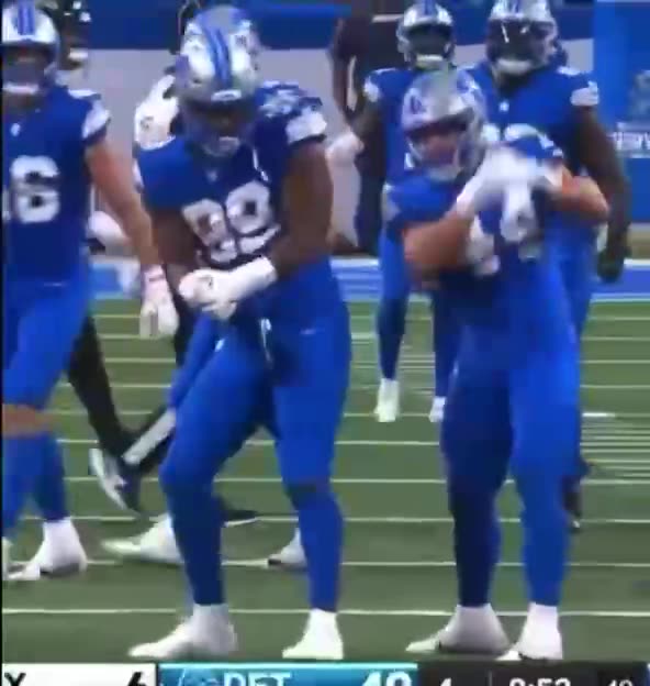 “尬舞變傳奇”🤣 🚨突發新聞：有傳言稱，在球員們開始瘋狂地使用川普的搓澡舞後，NFL正在考慮禁止它⚠️