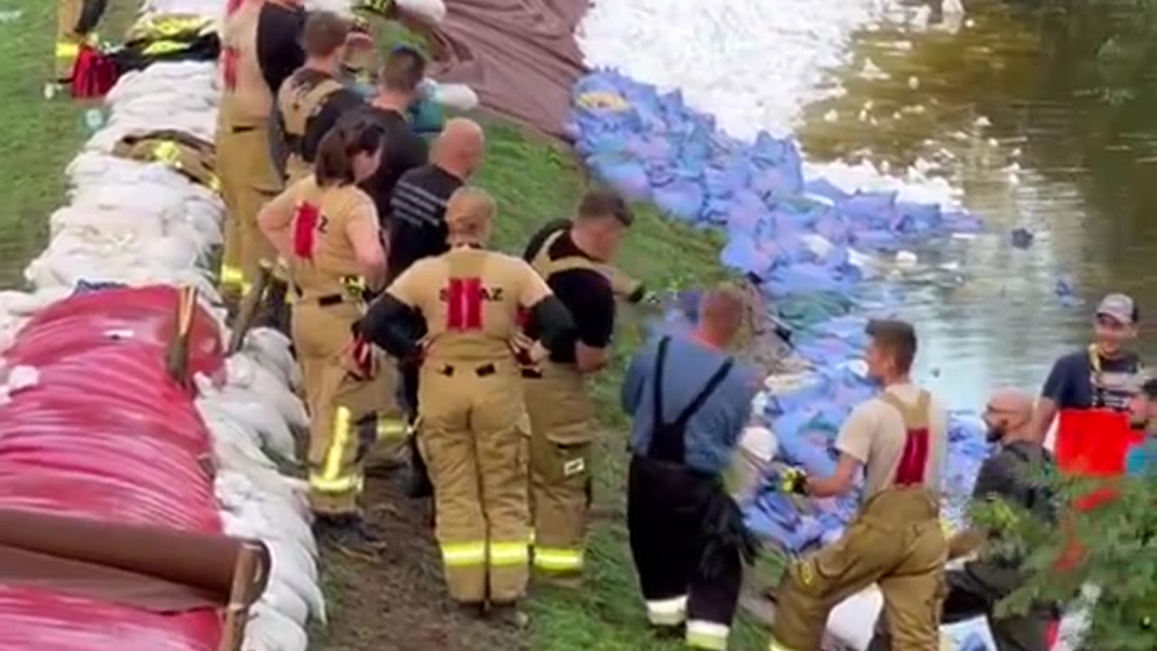 Podziękowania dzielnym ludziom, którzy całą dzień i noc wzmacniają wał