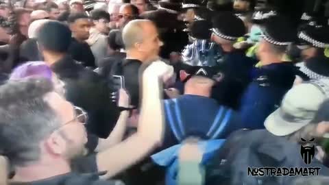 Angleterre Les manifestants tentent de prendre d'assaut la BBC