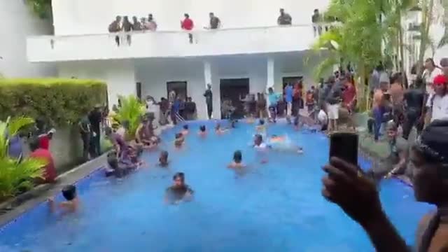 Sri Lanka: O povo desfrutando da piscina presidencial, depois da invasão do palácio.