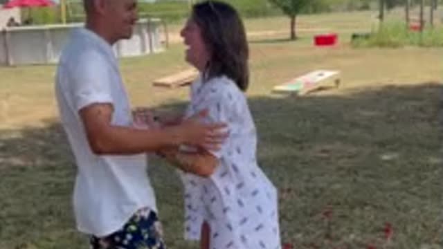 Man surprise his best friend with heartwarming proposal following her fiance👸👸👸