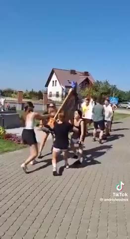 Δείτε πως μεταχειρίζονται εικόνα της Παναγίας στην Ουκρανία!