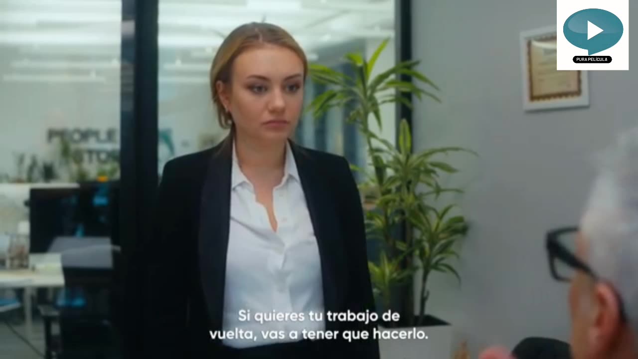 Mujer reta a sus compañeros de trabajo drama en latino