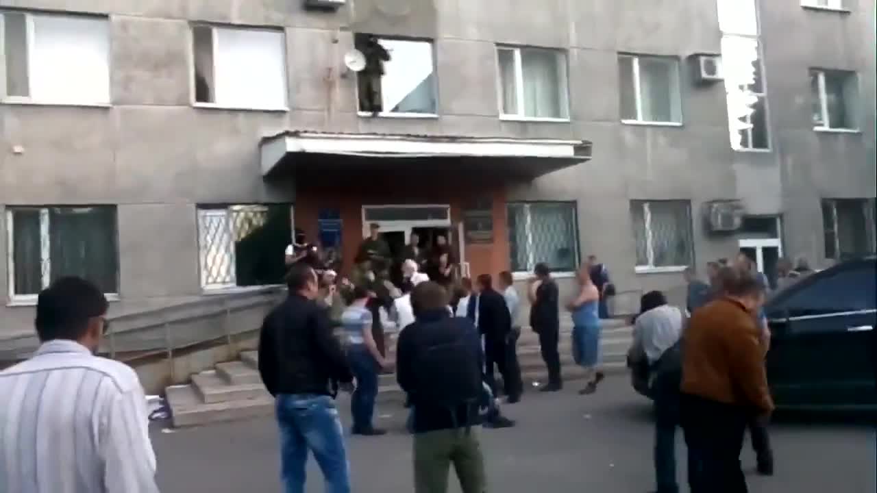 Krasnoarmeysk (Pokrovsk), le 11 mai 2014, tir à balles réelles sur civils désarmés