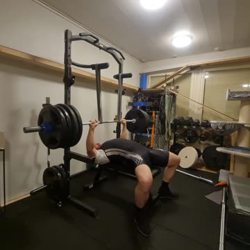 Benchpress with bands 200kg