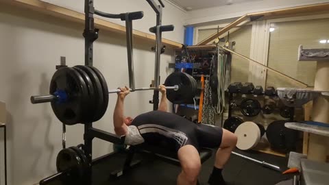 Benchpress with bands 200kg