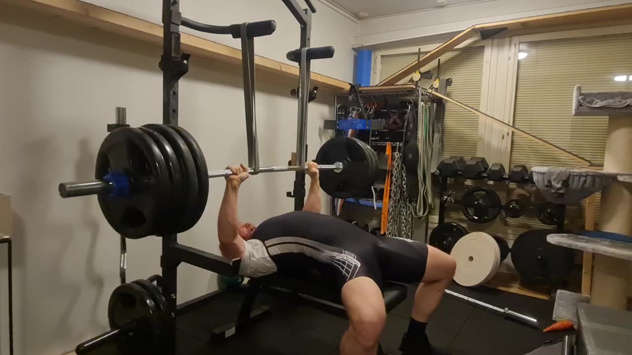 Benchpress with bands 200kg