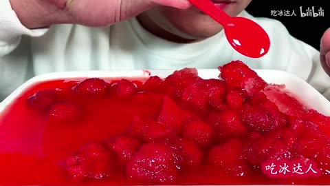 Eat Dandong specialty frozen strawberries and listen to a different chewing sound