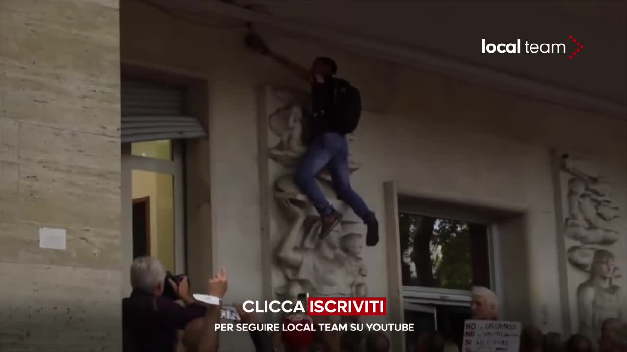 Protests Erupt in Rome Over COVID-19 Vaccine Mandates