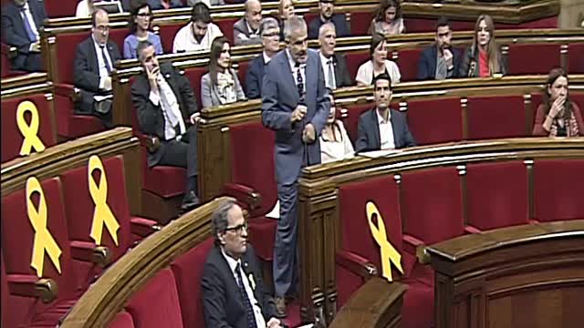 Rifirrafe entre Cs y separatismo por la presencia ilegal de lazo amarillo racista ante bancada de Cs