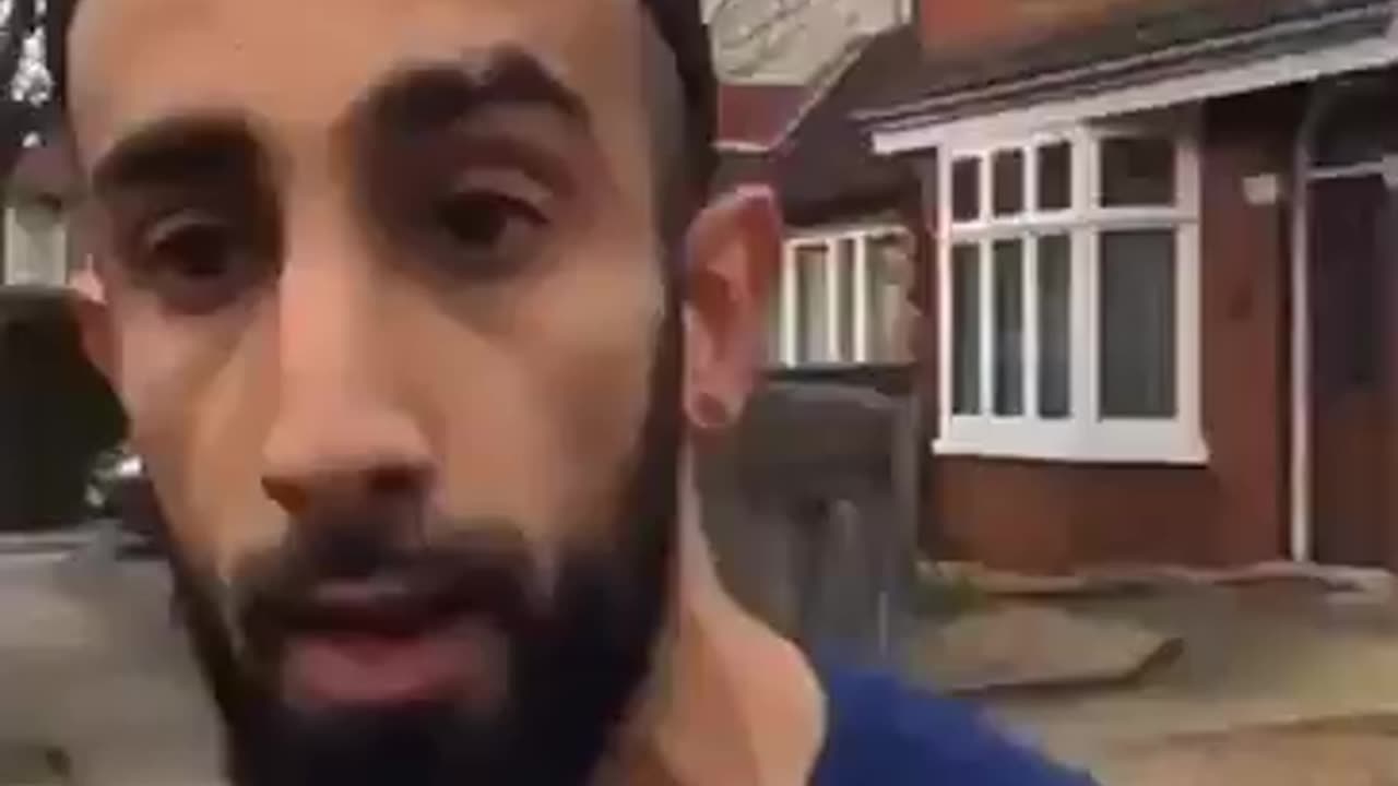 Muslim racist threatening a white couple just for eating pork.