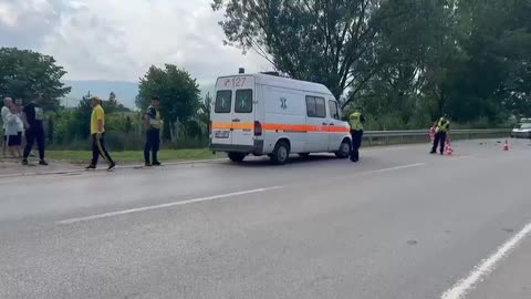 Motori përplaset me trafikndarësen në Bulgarec të Korçës, drejtuesi në gjendje të rëndë