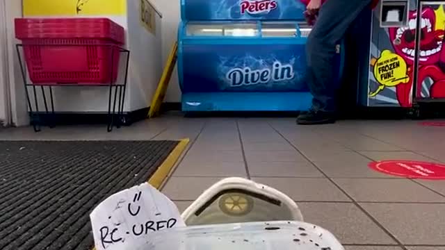 WOW!!!!!!!!!!!!!!!!! 😮 Buying ice cream with remote control cart. 😃