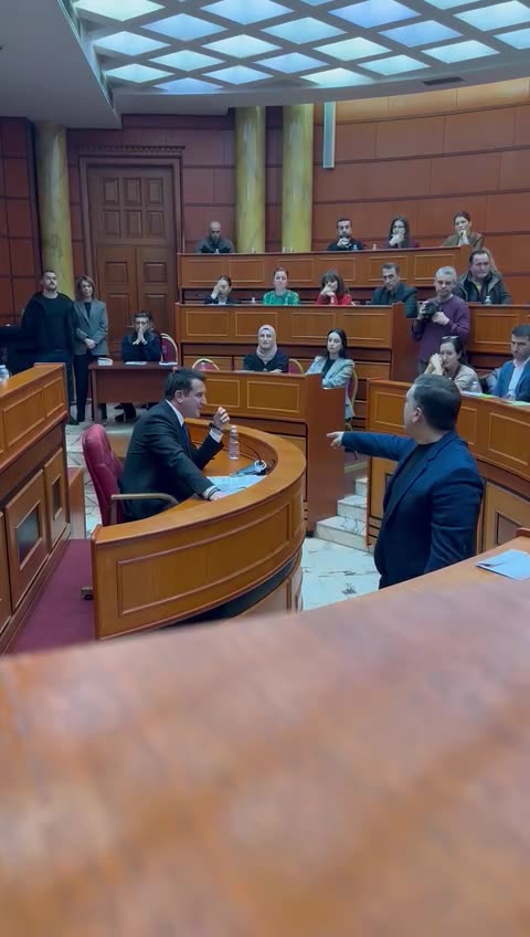 Tedi Blushi i dhuron nje pale pranga, Erion Veliajt