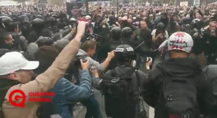 Tensions erupt at the arrival of the Parisian demonstration on the Place de la Bastille