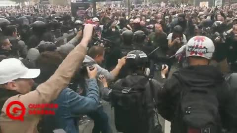 Tensions erupt at the arrival of the Parisian demonstration on the Place de la Bastille