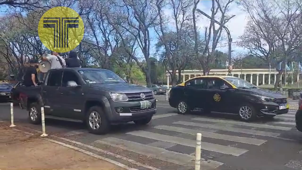 Protesta de taxistas y remiseros en la Municipalidad contra Uber en Rosario