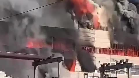 🔥👀 A furniture factory is on fire in Barnaul, Russia. The fire area is at least 1000