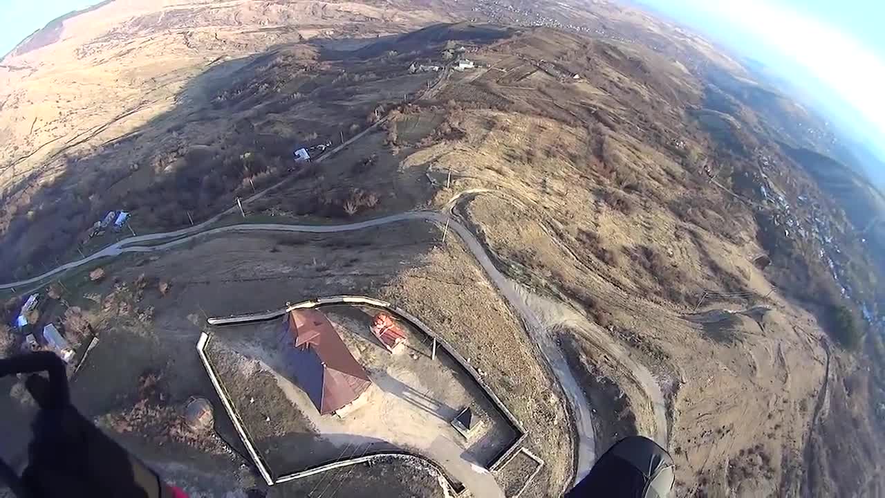 Impactante filmación captada durante una sesión extrema de parapente