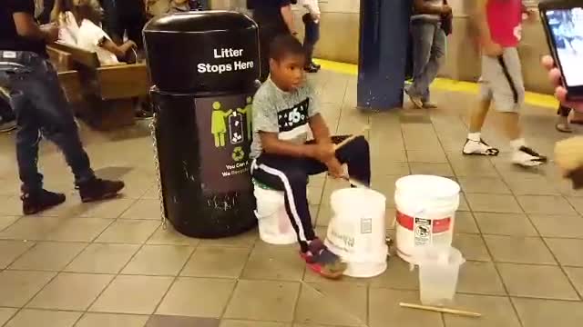 Niño sorprendentemente talentoso toca la batería en el subte