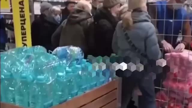 Russians fight over food