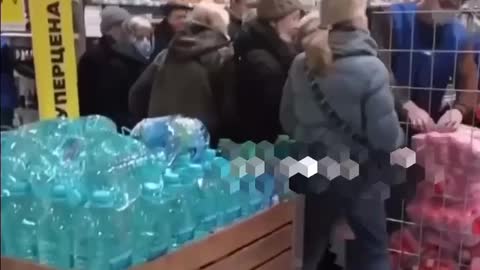 Russians fight over food