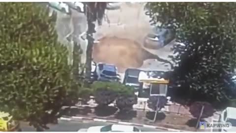 Sinkhole opened in the parking lot of a hospital in Jerusalem - בולען נפער בחניית שערי צדק בירושלים