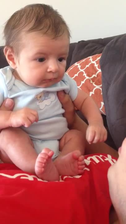 Padre sopla suavemente el rostro de su beba y la reacción es impagable