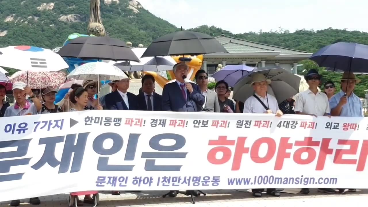 20190813_V3_S03(E5qF3FTJUUk)무더운 여름날 서울 한 분수대 앞에서