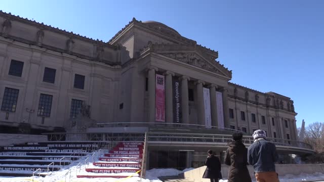 [Video] Los Simpsons y Bob Esponja se toman el Museo de Brooklyn