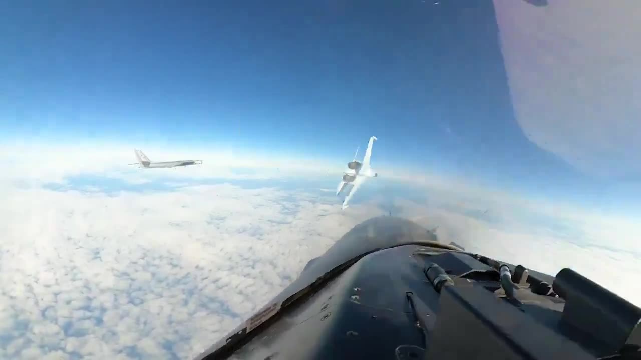 "Russian Su-35 fighter jet overtakes a U.S. F-16 at such close proximity. 😳