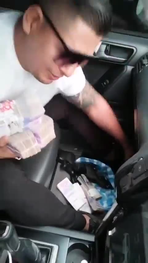 Concejal enseña dinero en video