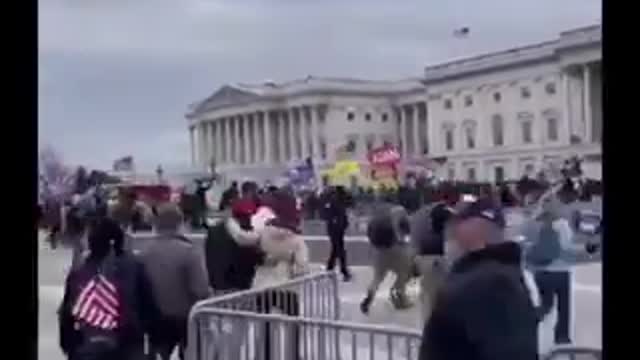 DC Police Opening barriers on January 6th 2021