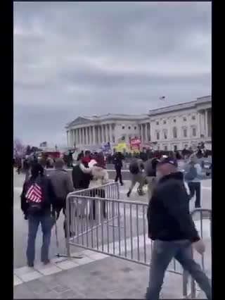 DC Police Opening barriers on January 6th 2021