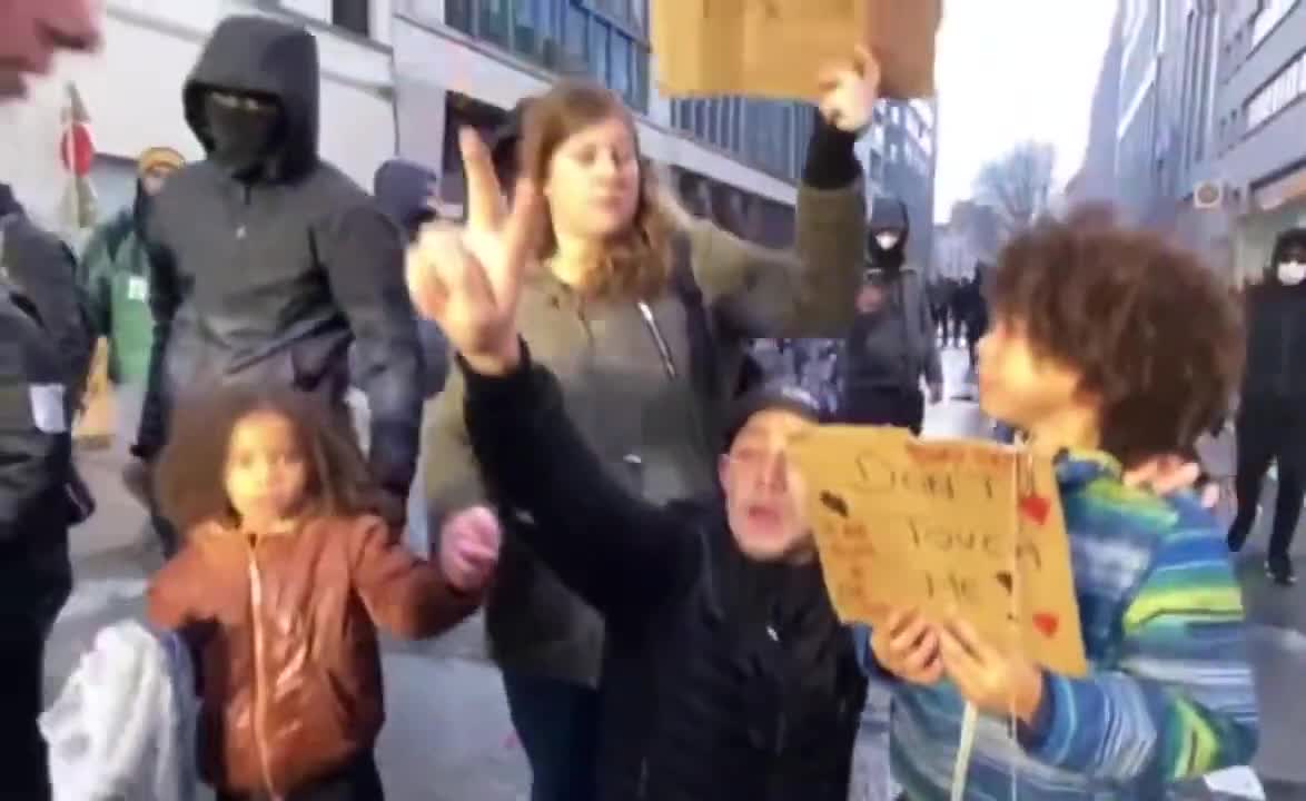 politie gebruikt waterkanon in bijzijn van kinderen in brussel