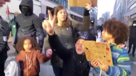 politie gebruikt waterkanon in bijzijn van kinderen in brussel