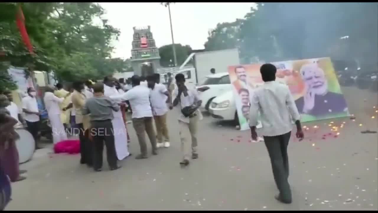 Dozens of balloons filled with hydrogen exploded on party..🎈💥🔥