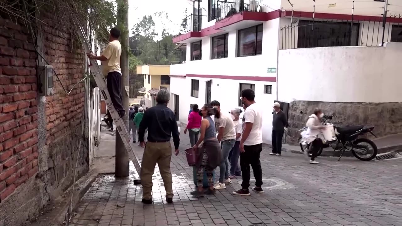 Buckets of water used to fight wildfire as drought grips Ecuador