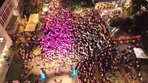 “Festa e Shtegtarëve” mbledh mijëra qytetarë në Librazhd, muzikë e argëtim deri në mesnatë