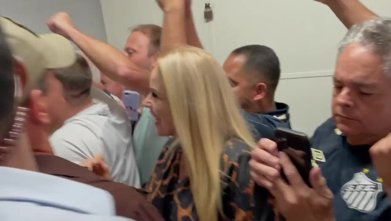 Bolsonaro , chegando no estádio do Santos