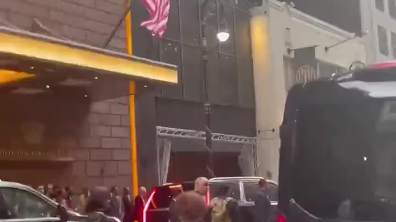 Lula é surpreendido ao sair de hotel de luxo em Manhattan, Nova York. Os manifestantes gritavam para ele: “Lula ladrão, seu lugar é prisão”