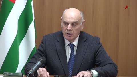 Аслан Бжания встретился с представителями научной и творческой интеллигенции Абхазии.