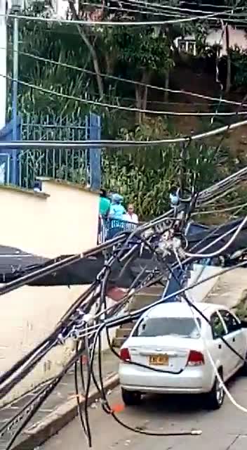 Dos obreros cayeron al vacío desde un techo en Floridablanca