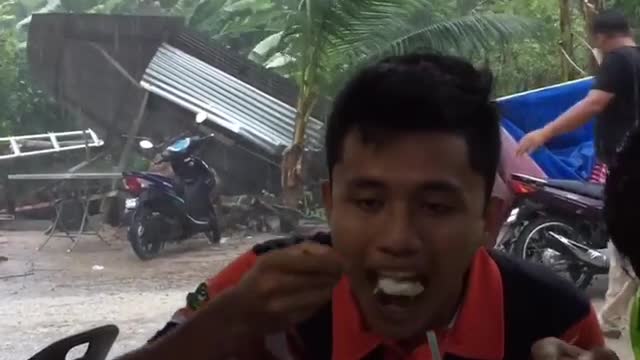 Man Won't Allow Blustery Winds To Stop His Dinner