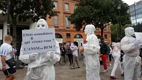 Les Masques Blancs Toulouse Action Pancarte et sitting le 24 sept avec agression d'un passant