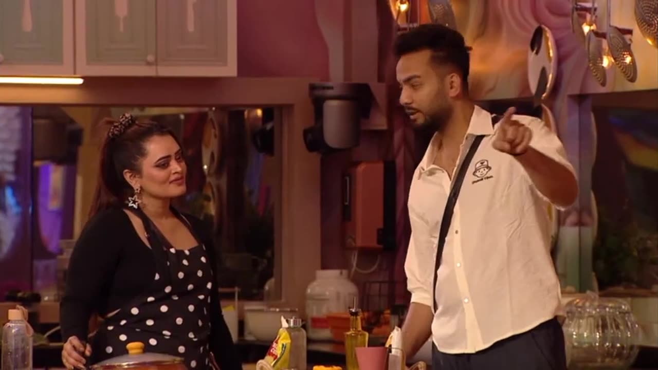 New Couple Alert ♥️ Elvish Yadav ✅ Babika....Kiss💋 In Bigg Boss 💕#elvishyadav #Babika #fukrainsaan