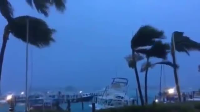 HURRICANE MATTHEW ARRIVES IN BAHAMAS AND FLORIDA 200km away (10/06/2016