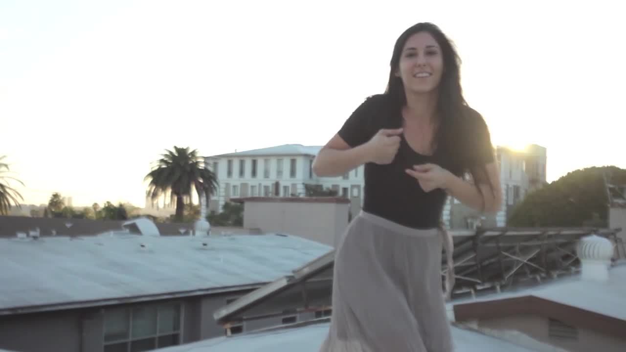 Hermoso baile sobre un techo de un cover de "Patience" de The Lumineers